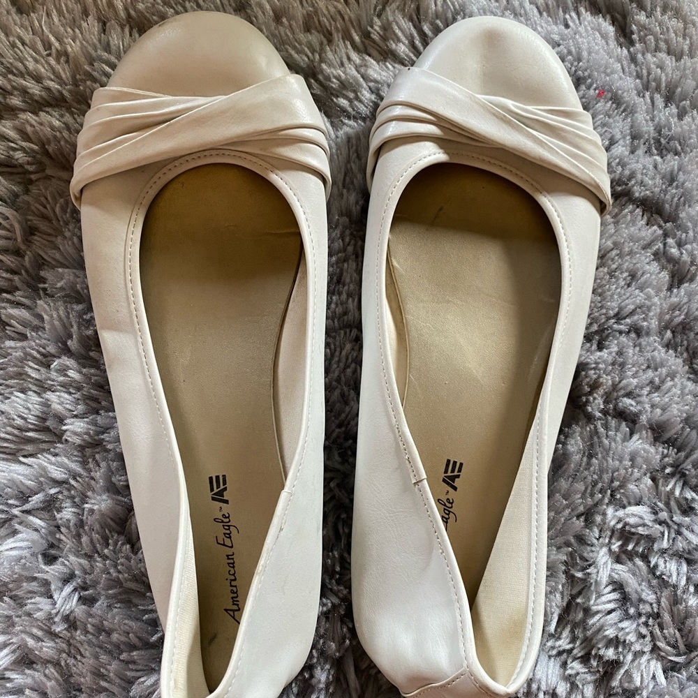 American Eagle Size 12W white knotted flat